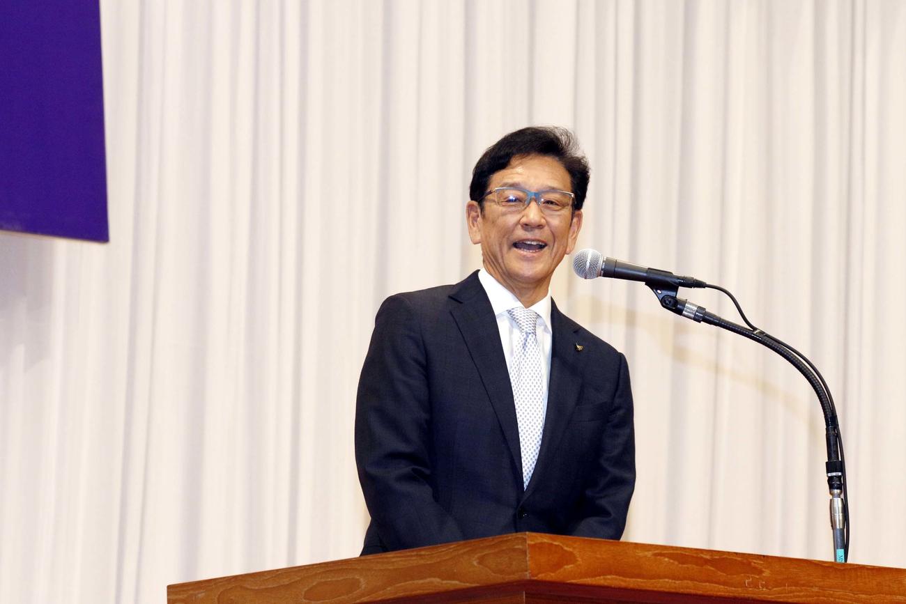 北海学園大の新入生を前に祝辞を述べる侍ジャパンの栗山監督（北海学園大提供）