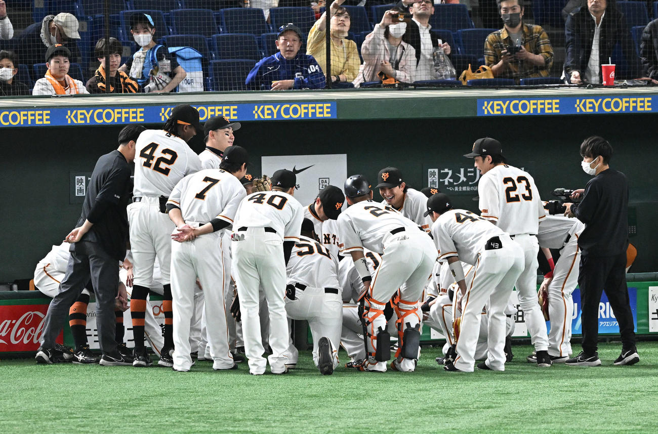 巨人対中日　試合前に円陣を組む巨人の選手たち（撮影・滝沢徹郎）