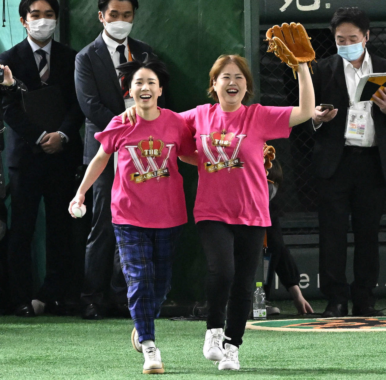 巨人対中日　始球式に臨む天才ピアニストの竹内知咲（左）とますみ（撮影・滝沢徹郎）