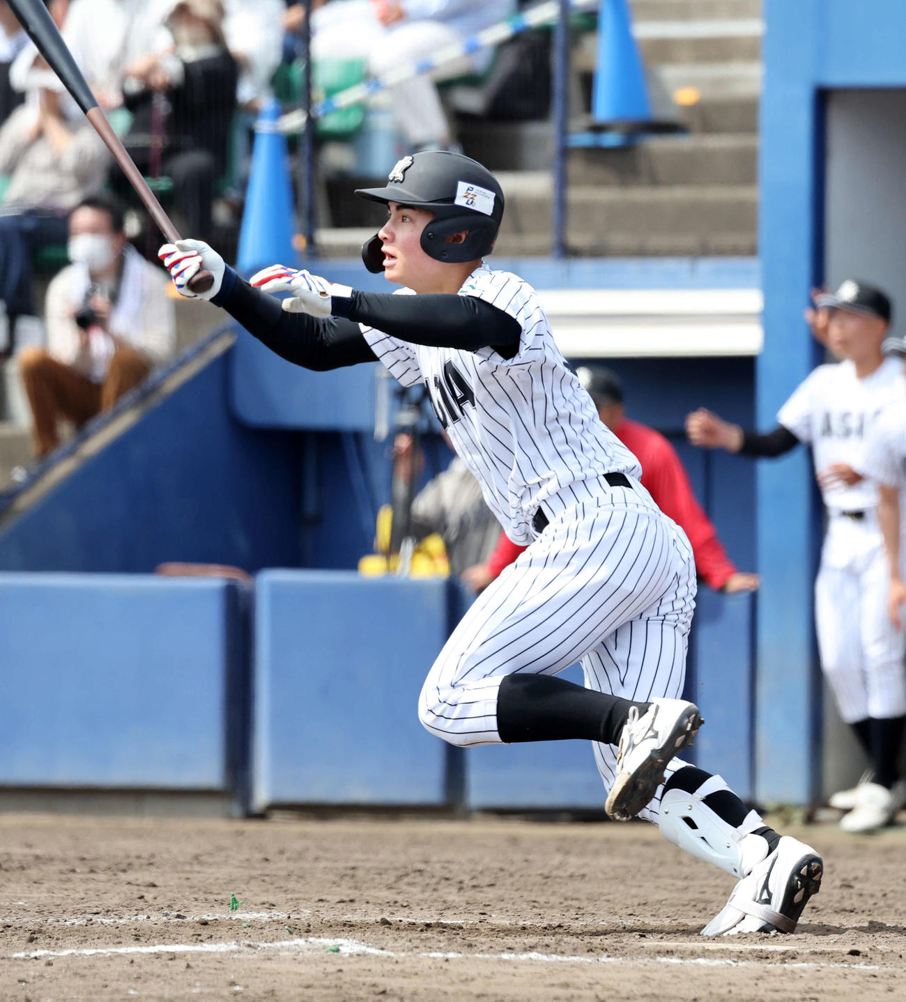 中大対亜大　4回裏亜大2死二塁、石川は左越え適時二塁打を放つ（撮影・鈴木正人）