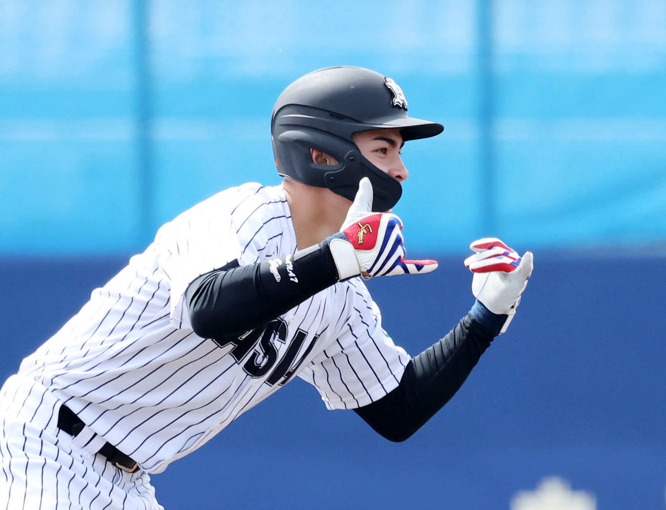 中大対亜大　4回裏亜大2死二塁、石川は左越え適時二塁打を放ちポーズを決める（撮影・鈴木正人）