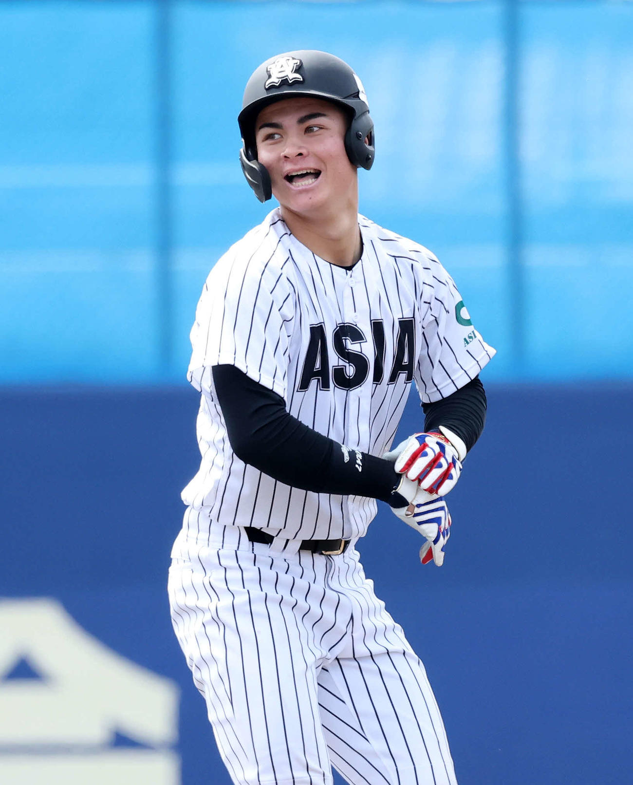中大対亜大　4回裏亜大2死二塁、石川は左越え適時二塁打を放ち笑顔を見せる（撮影・鈴木正人）