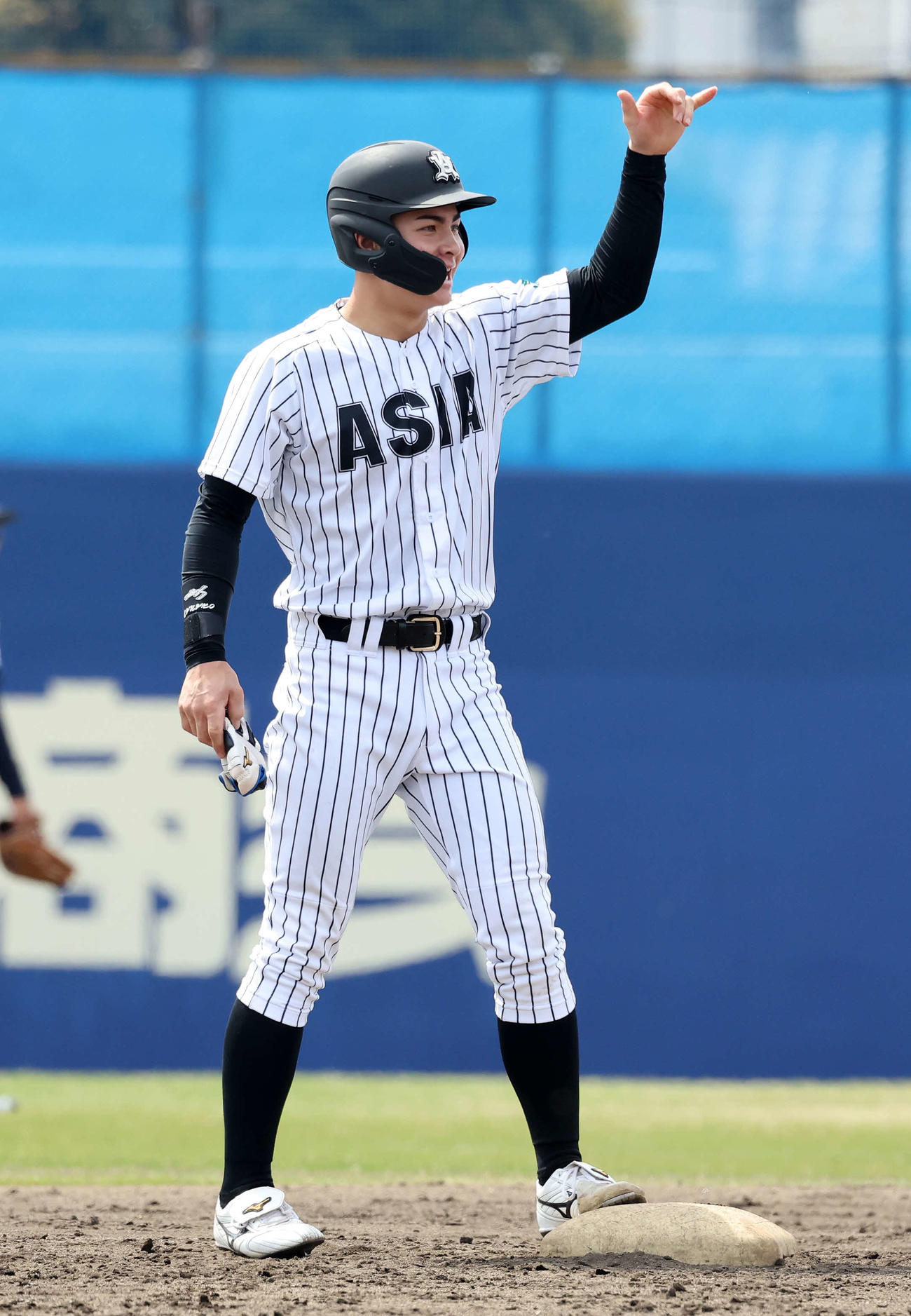 中大対亜大　4回裏亜大2死二塁、石川は左越え適時二塁打を放ちポーズを決める（撮影・鈴木正人）