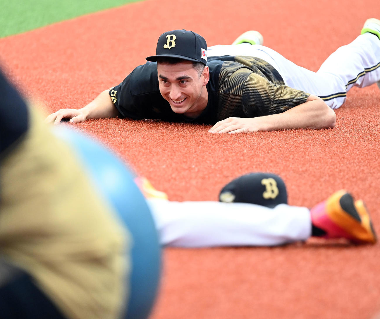 西武対オリックス　笑顔でストレッチをするオリックスのワゲスパック（撮影・たえ見朱実）