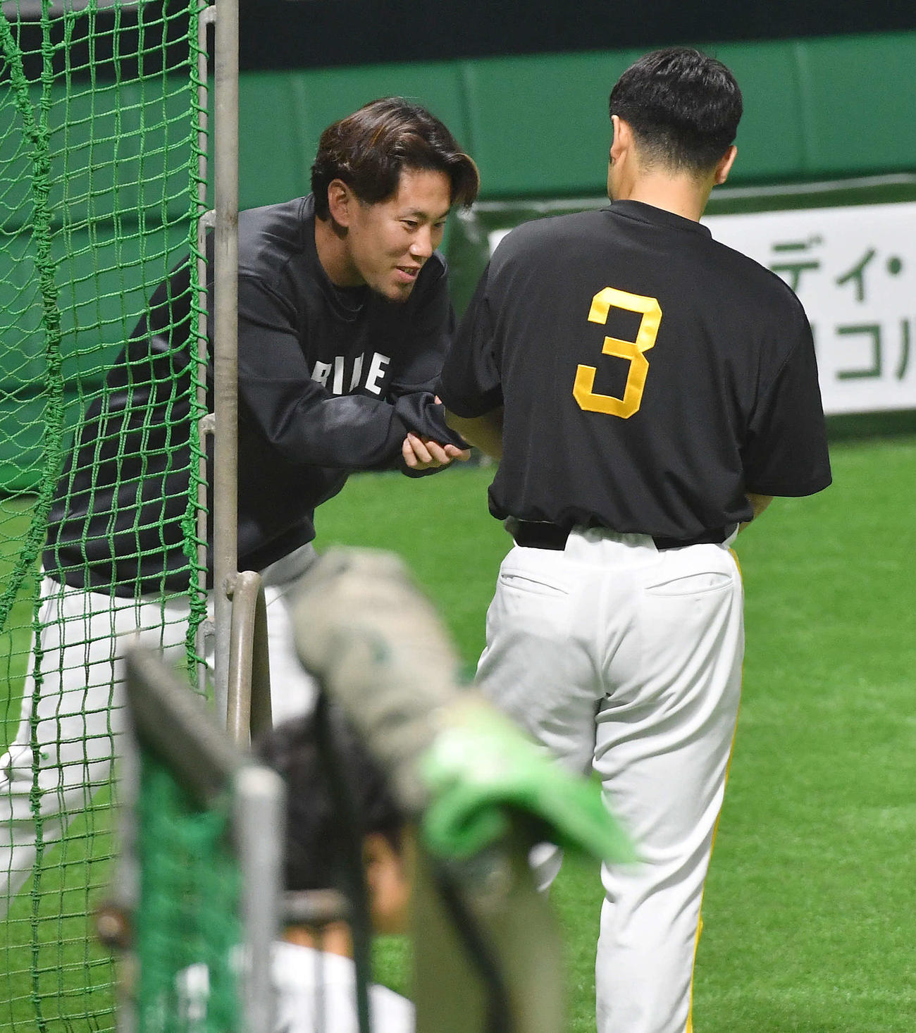 ソフトバンク対ロッテ　試合前、ソフトバンク近藤（右）にあいさつするロッテ西村（撮影・岩下翔太）