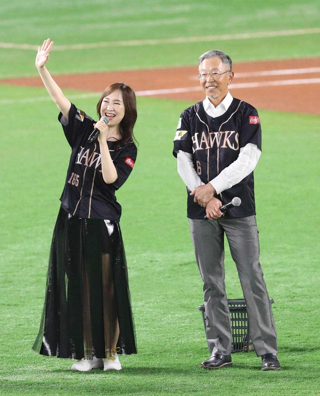 ソフトバンク対ロッテ　試合前、ファンに手を振る森口博子、右は湯上谷氏（撮影・梅根麻紀）
