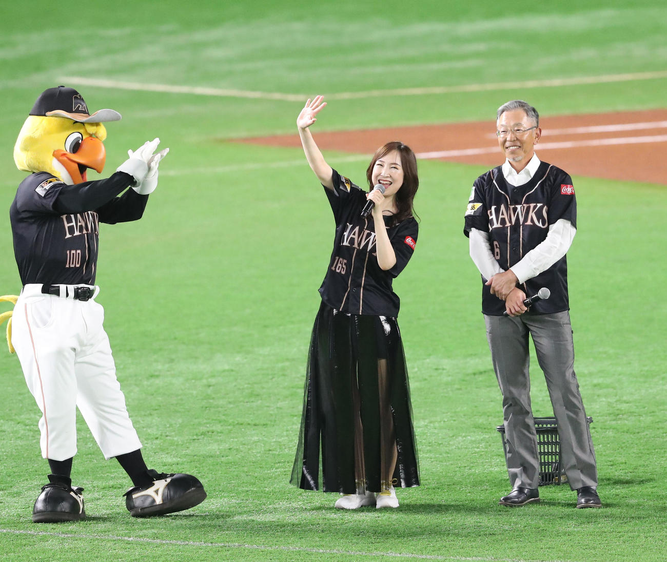 ソフトバンク対ロッテ　試合前、ファンに手を振る森口博子、右は湯上谷氏（撮影・梅根麻紀）