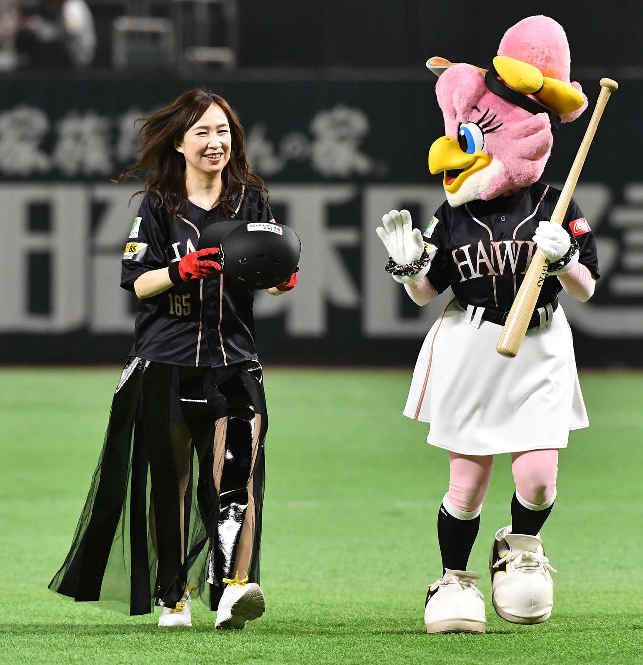 ソフトバンク対ロッテ　「ダブルアニバーサリーデー」のセレモニアルピッチの打席へ向かう森口博子（撮影・岩下翔太）
