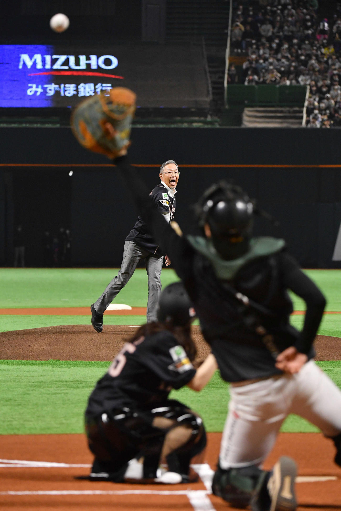 ソフトバンク対ロッテ　「ダブルアニバーサリーデー」の湯上谷氏のセレモニアルピッチは大暴投となる。打席は森口博子（撮影・岩下翔太）