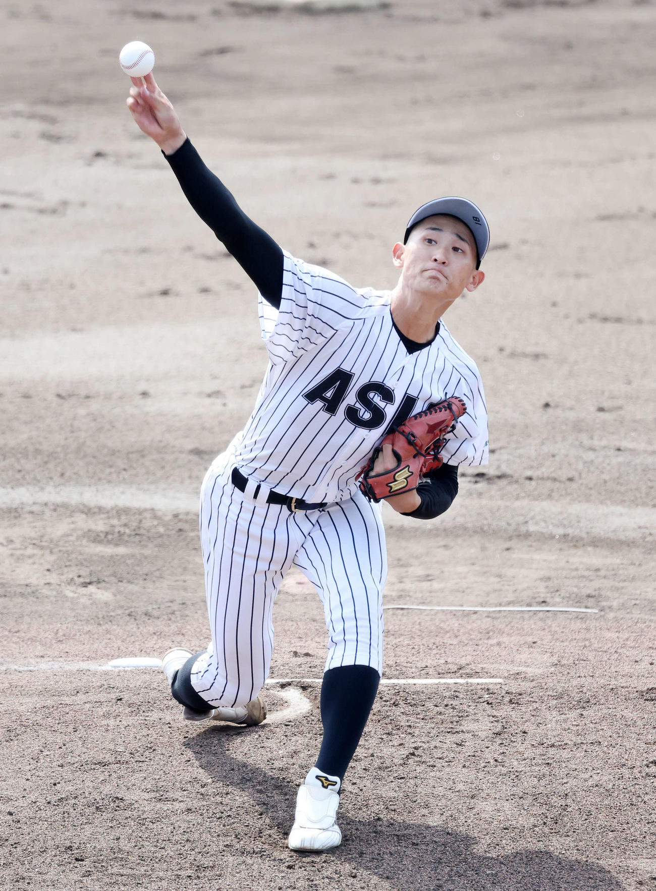 中大対亜大　力投する亜大先発の草加（撮影・鈴木正人）