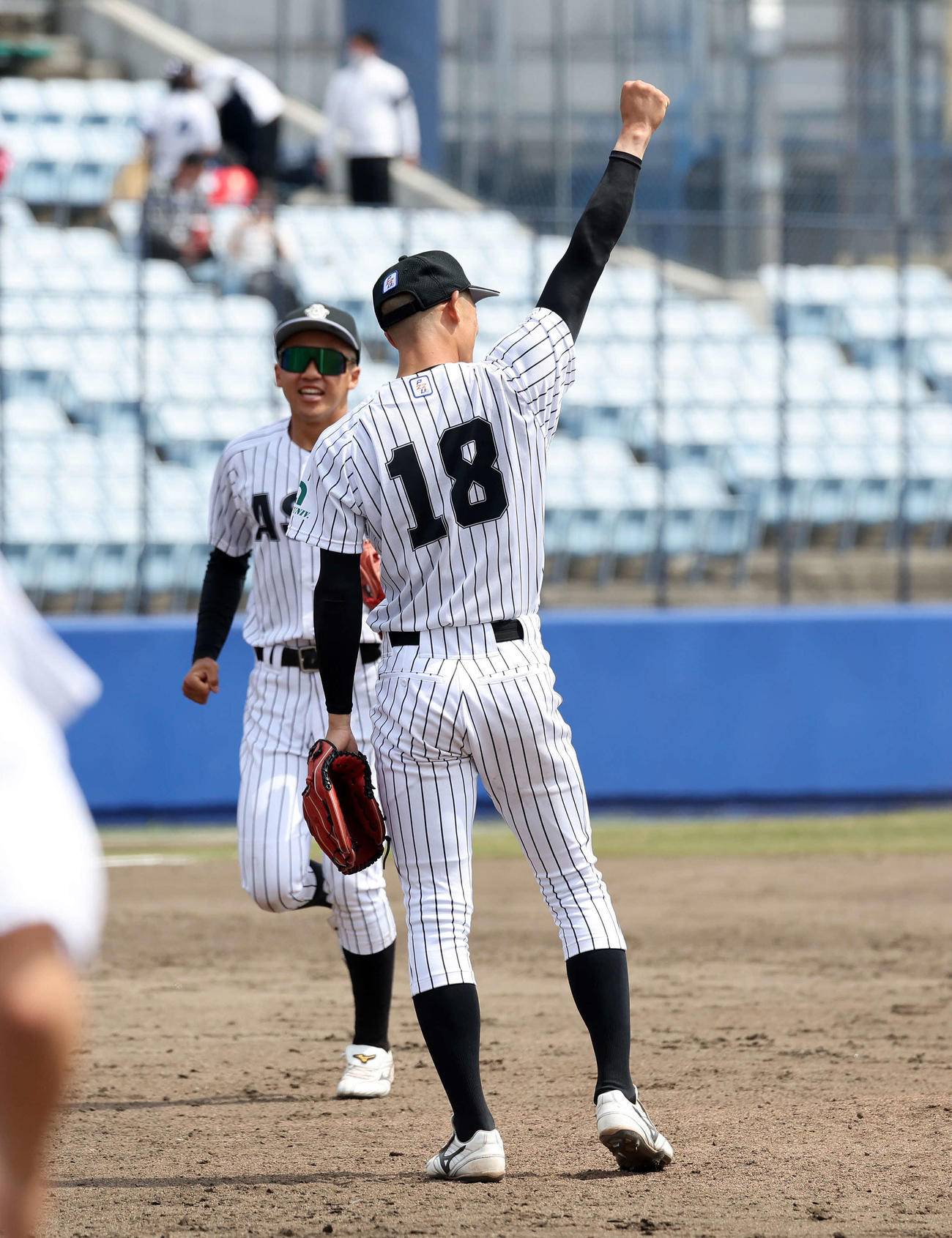 中大対亜大　勝利しガッツポーズする亜大・草加（撮影・鈴木正人）