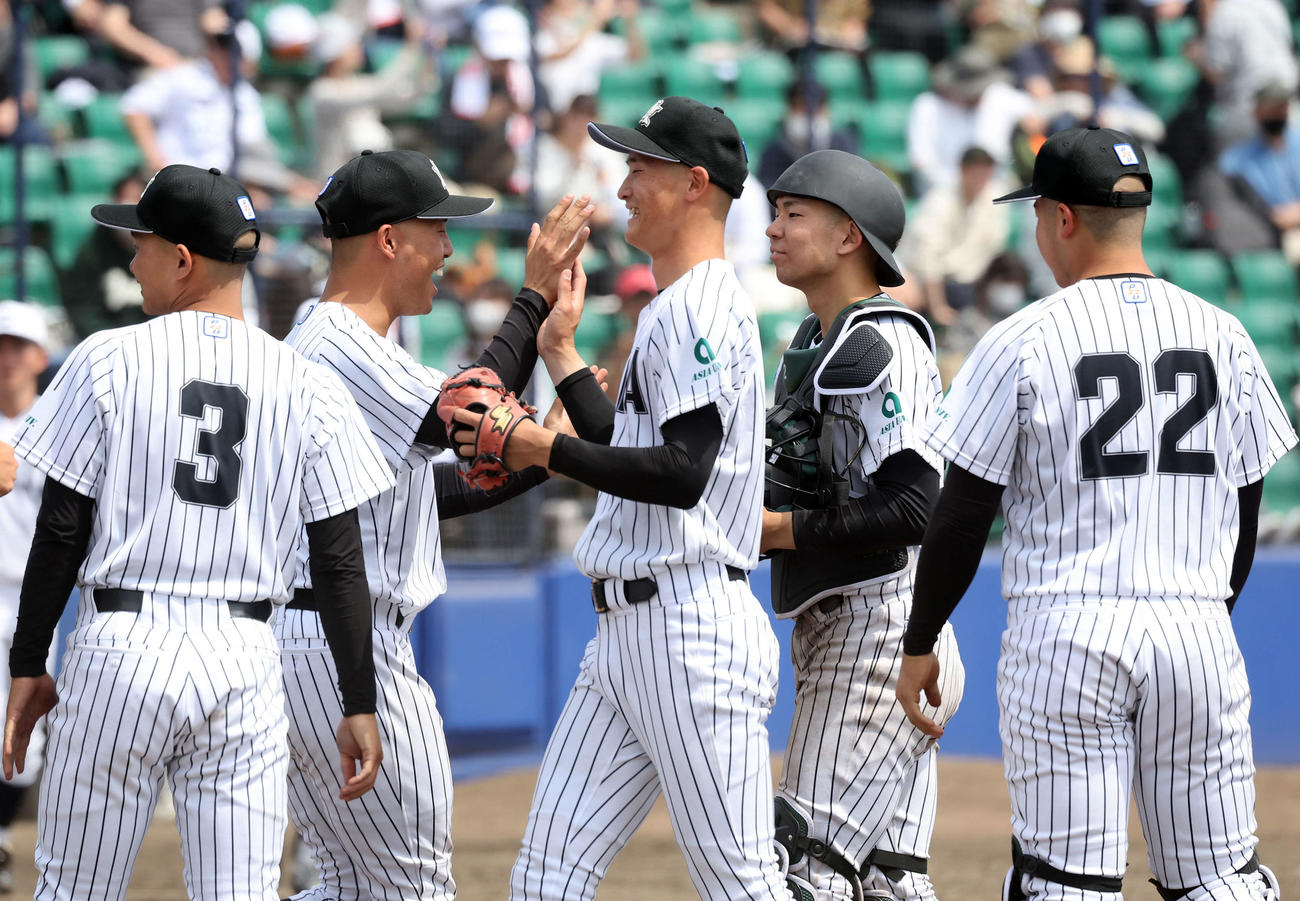 中大対亜大　勝利し喜ぶ亜大・草加（中央）（撮影・鈴木正人）