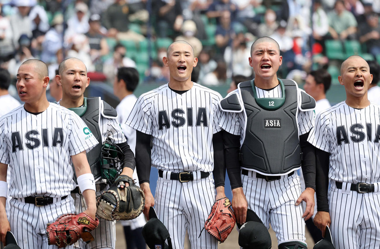 中大対亜大　勝利し応援席にあいさつする亜大・草加（左から3人目）（撮影・鈴木正人）