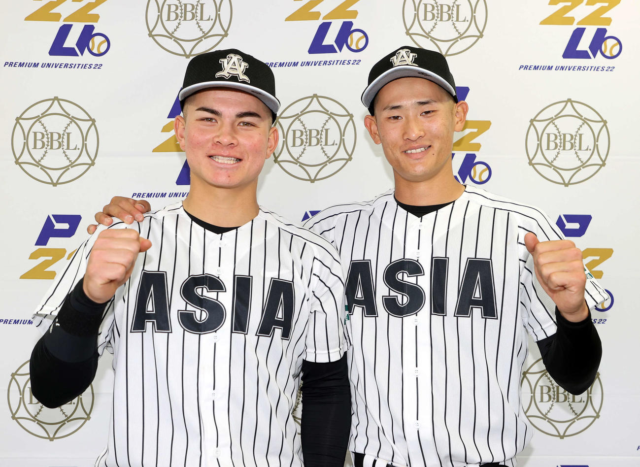 中大対亜大　勝利し笑顔でガッツポーズする亜大・石川（左）と草加（撮影・鈴木正人）