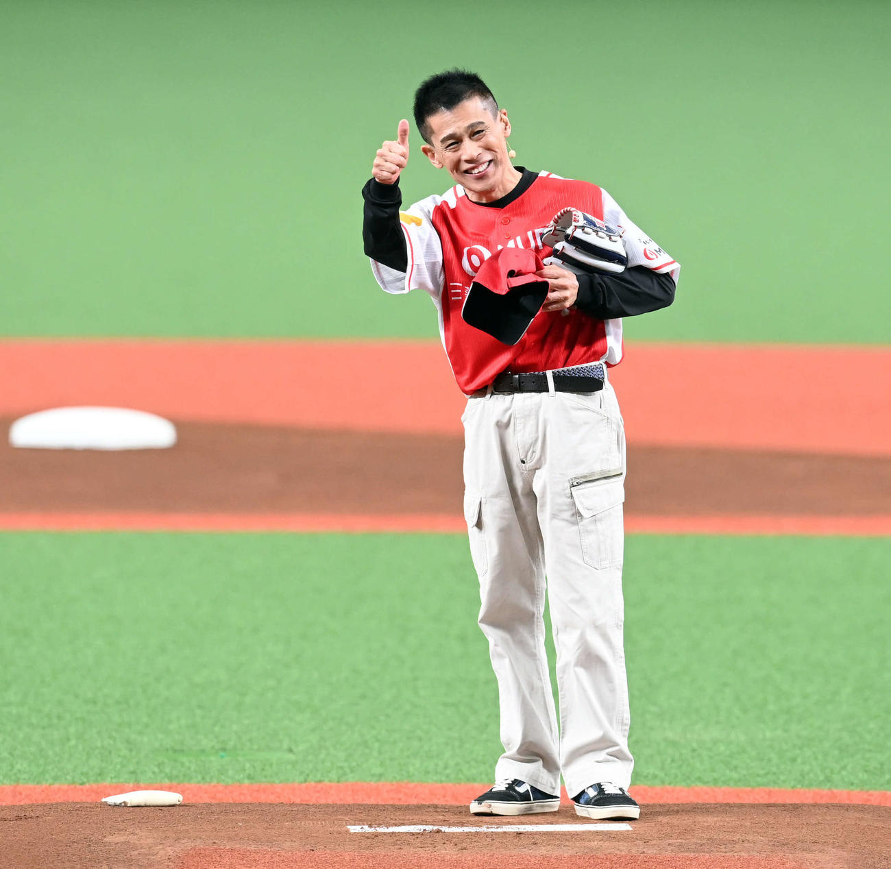 西武対オリックス　始球式を含め約8分間「ネタ」を披露した柳沢慎吾は「あばよ」のポーズで締めくくった＝（撮影・たえ見朱実）