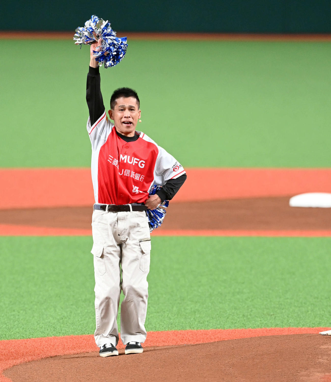 西武対オリックス　オープニングセレモニーに登場し会場を盛り上げる柳沢慎吾（撮影・たえ見朱実）