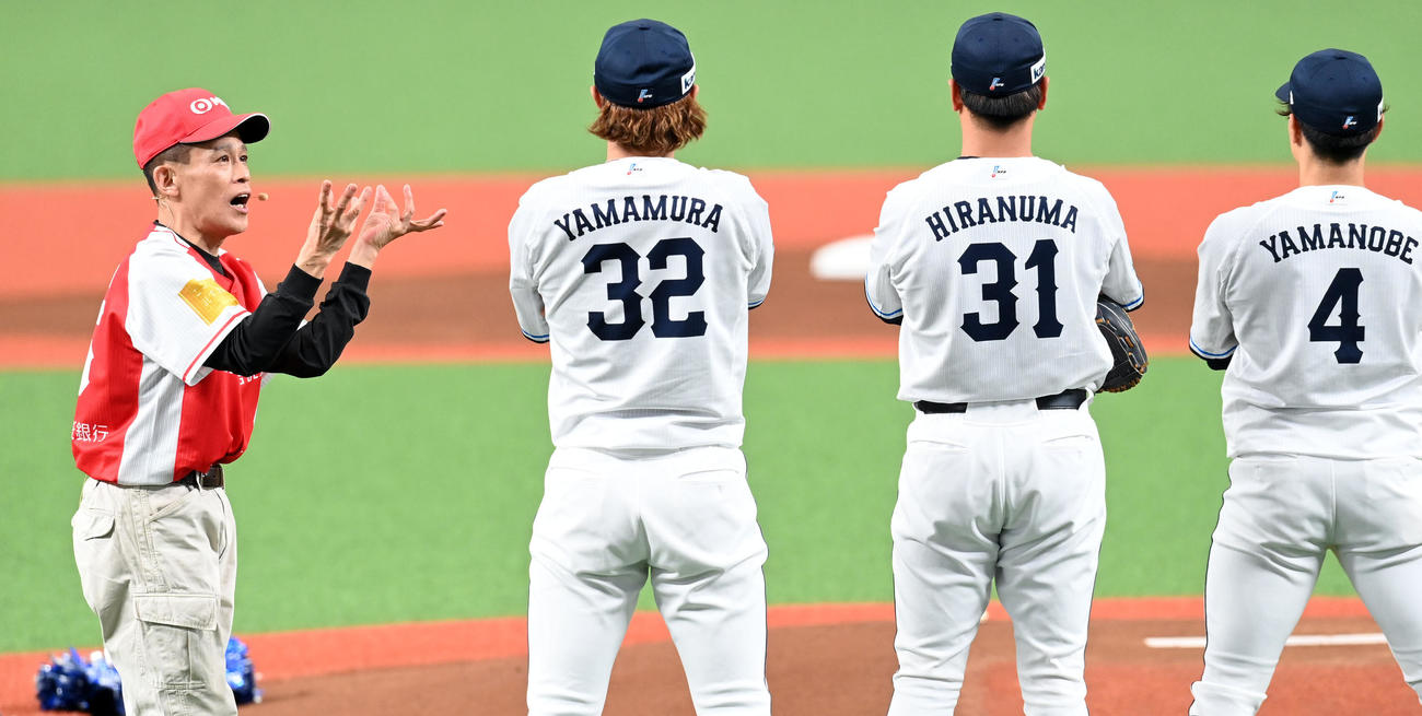 西武対オリックス　お決まりの「ネタ」で会場をわかせる柳沢慎吾（撮影・たえ見朱実）