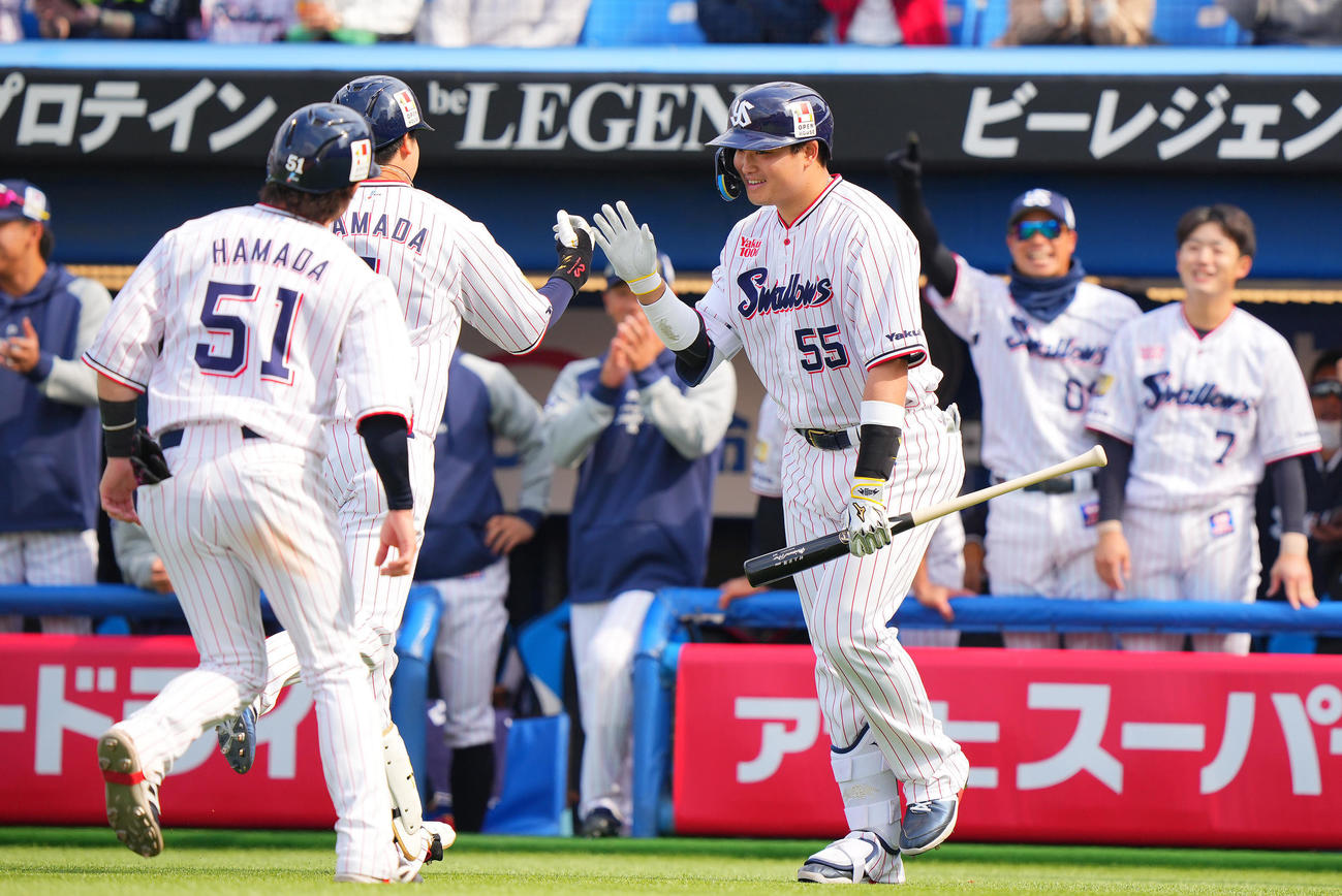ヤクルト対広島　3回裏ヤクルト1死二塁、左越え2点本塁打を放った山田（中央）と浜田を出迎える村上（撮影・垰建太）