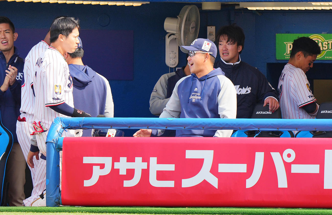 ヤクルト対広島　3回裏ヤクルト1死二塁、左越え2点本塁打を放った山田（左）を出迎える吉村（右から2人目）（撮影・垰建太）