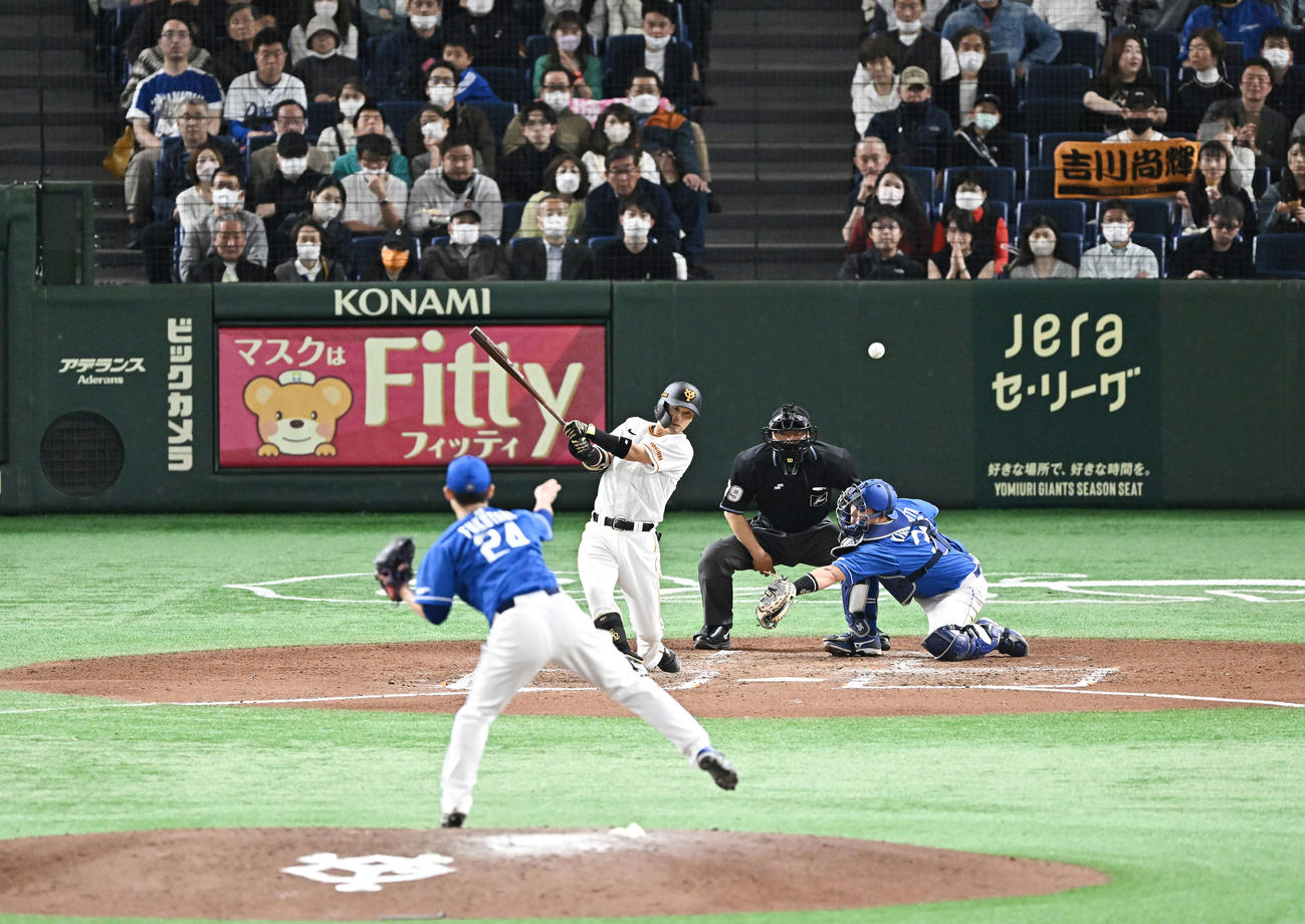 巨人対中日　6回巨人2死一、二塁、吉川は左前適時打を放つ。投手福谷（撮影・滝沢徹郎）