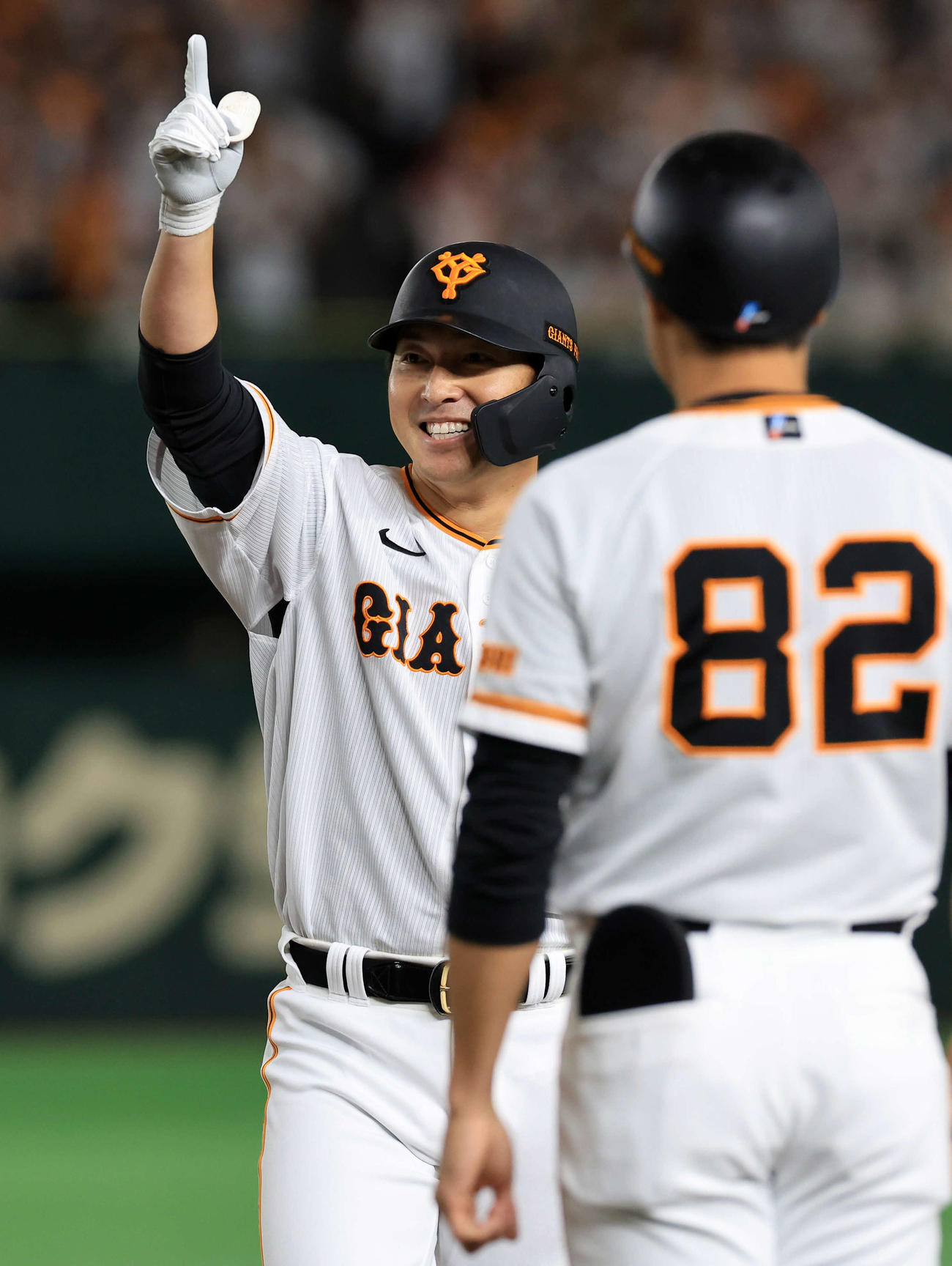 巨人対中日　7回裏巨人1死満塁、長野は勝ち越し左適時打を放ちベンチに向かって指を突き上げる（撮影・浅見桂子）