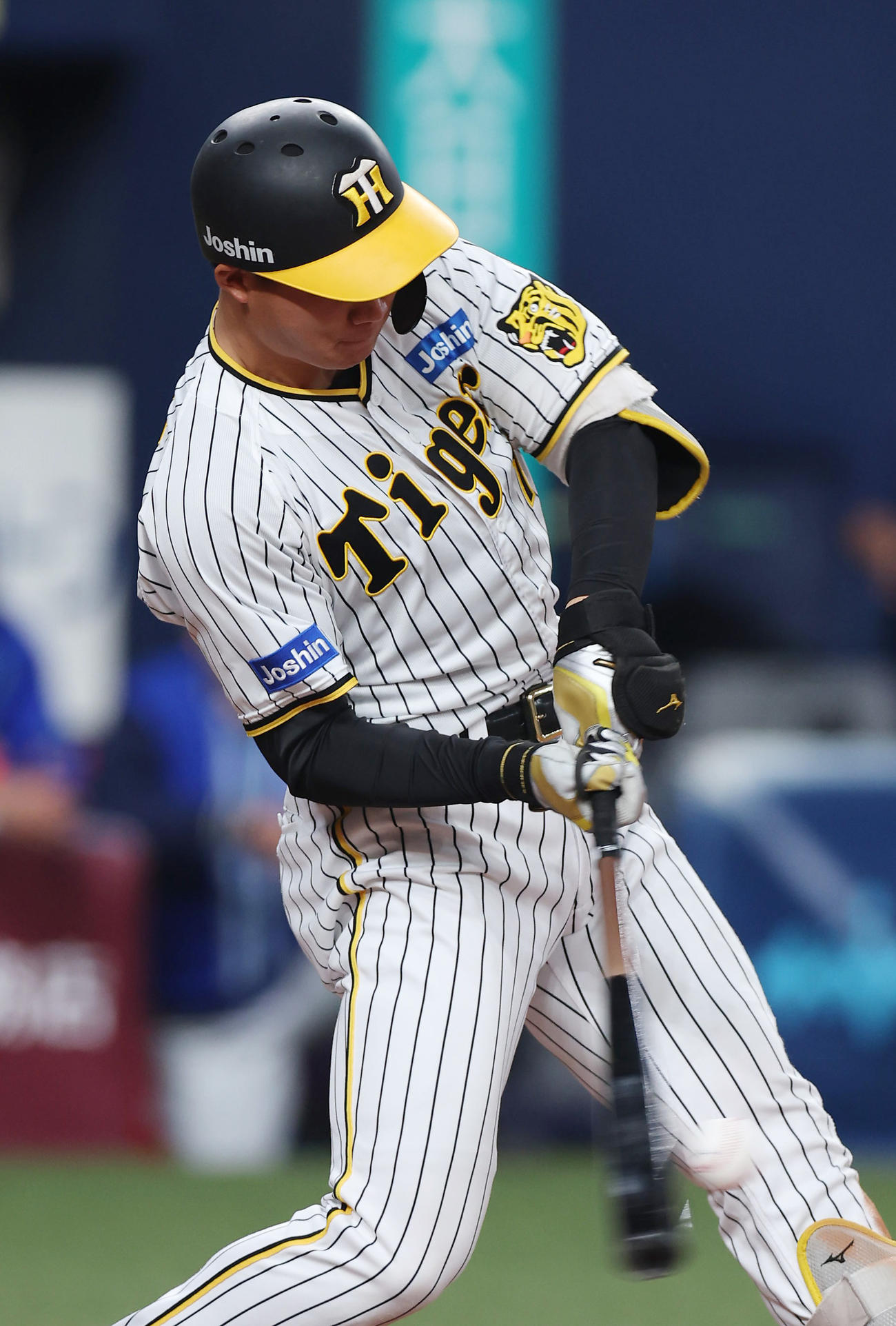阪神対DeNA 3回裏阪神1死満塁、左前適時打を放つ森下（撮影・前田充）