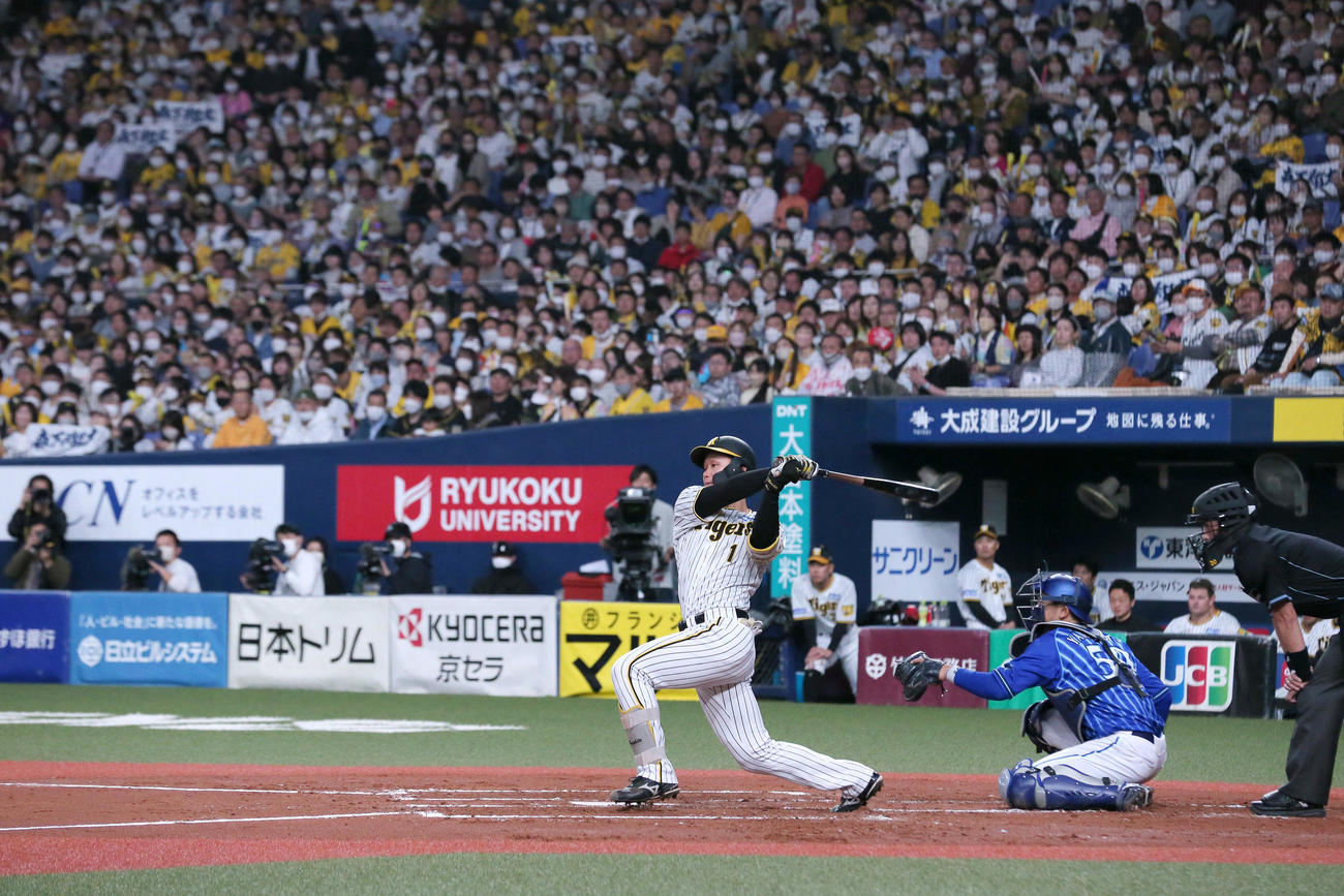 阪神対DeNA 2回裏阪神無死一塁、森下は左前打を放つ（撮影・上山淳一）