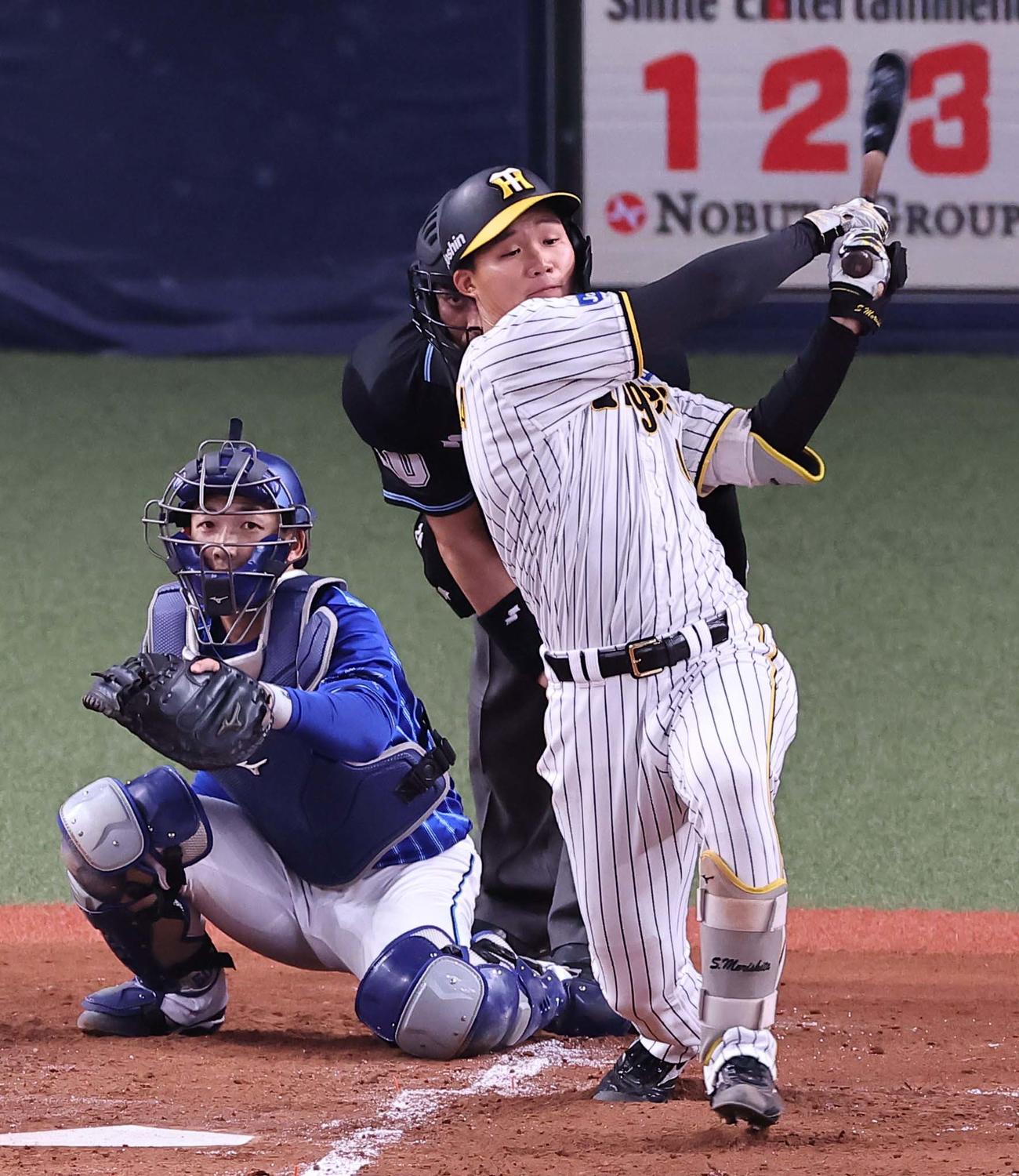 阪神対DeNA 2回裏阪神無死一塁、森下は左前打を放つ（撮影・上田博志）