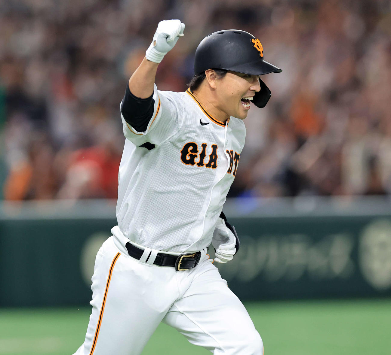 巨人対中日　7回裏巨人1死満塁、長野は勝ち越し左適時打を放ちガッツポーズ（撮影・浅見桂子）