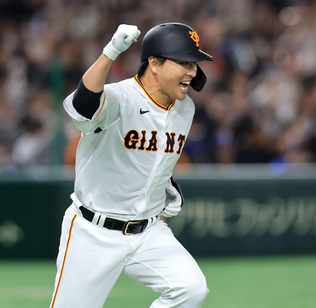 巨人対中日　7回裏巨人1死満塁、長野は勝ち越し左適時打を放ちガッツポーズ（撮影・浅見桂子）
