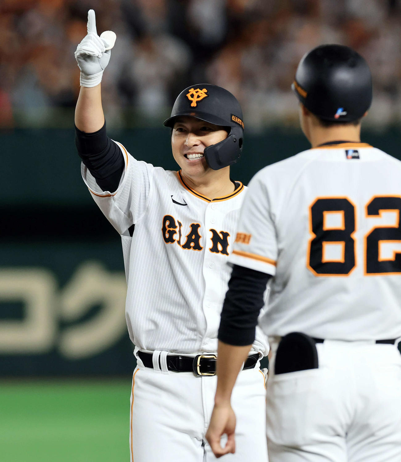巨人対中日　7回裏巨人1死満塁、長野は勝ち越し左適時打を放ちベンチに向かって指を突き上げる（撮影・浅見桂子）