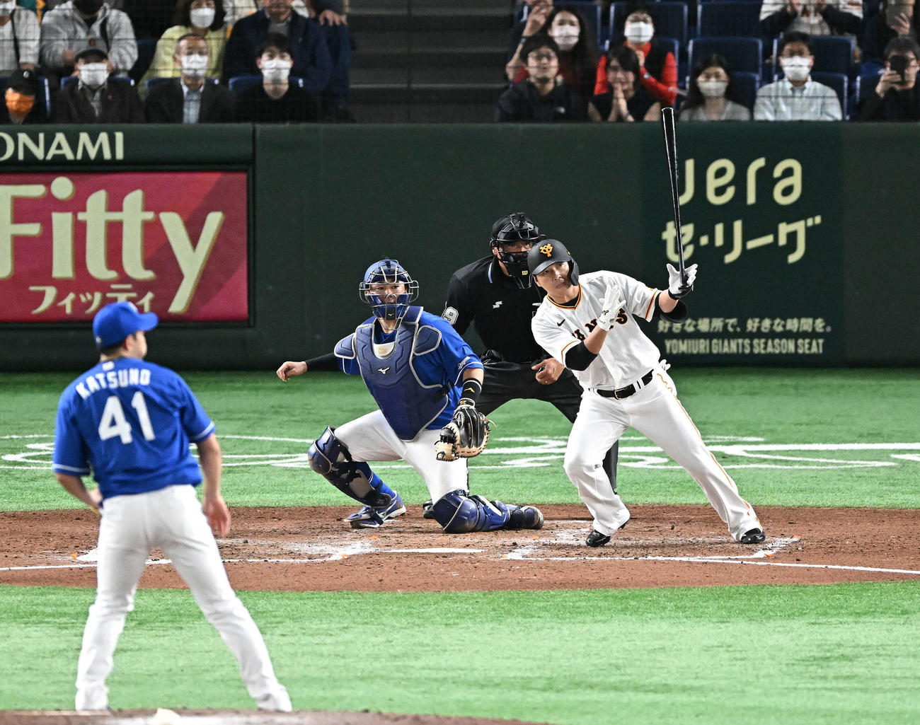 巨人対中日　7回裏巨人1死満塁、代打長野は左前適時打を放つ。投手勝野（撮影・滝沢徹郎）