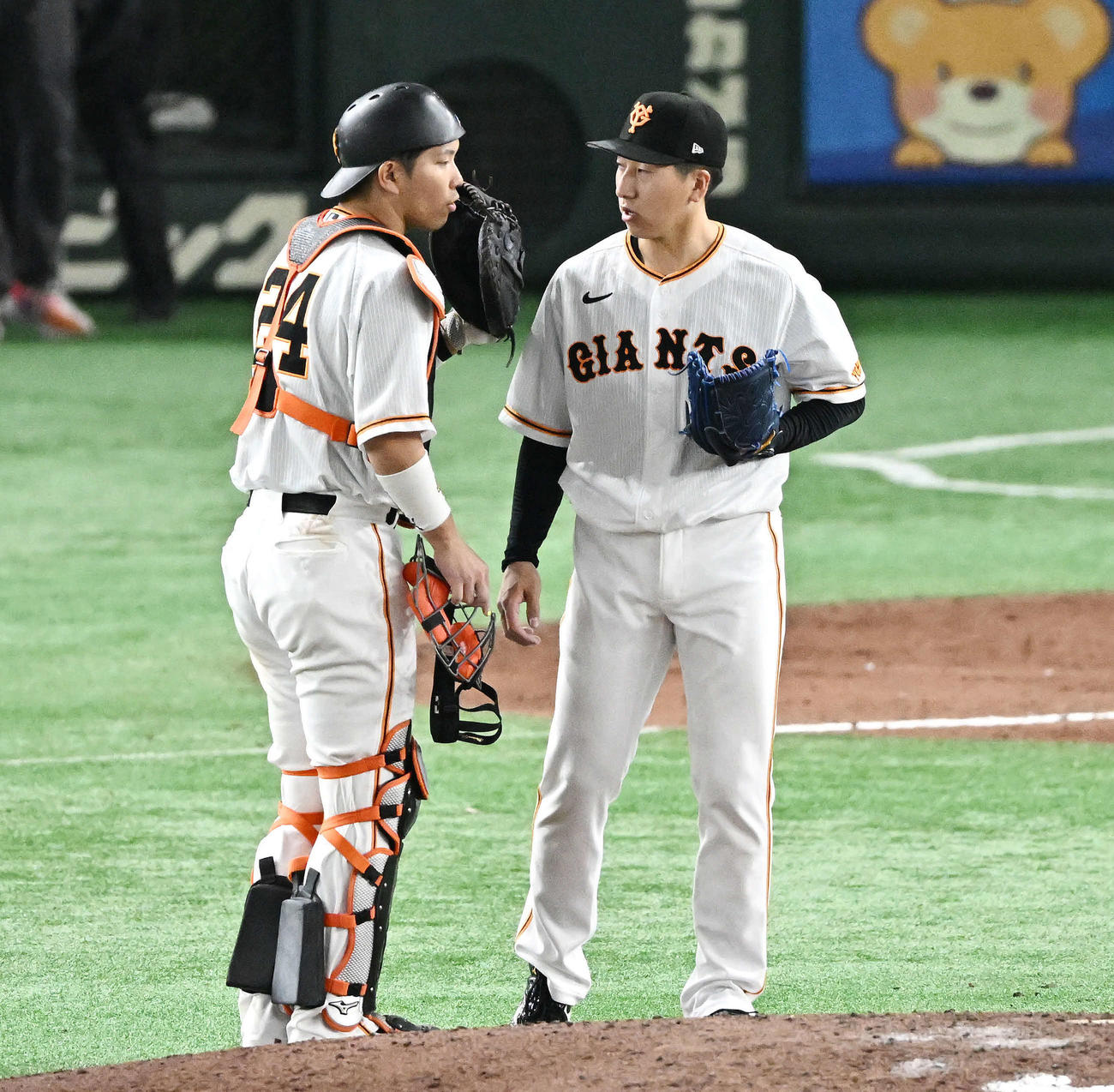 巨人対中日　9回表、巨人5番手で登板する大勢（右）は捕手大城卓と話す（撮影・滝沢徹郎）