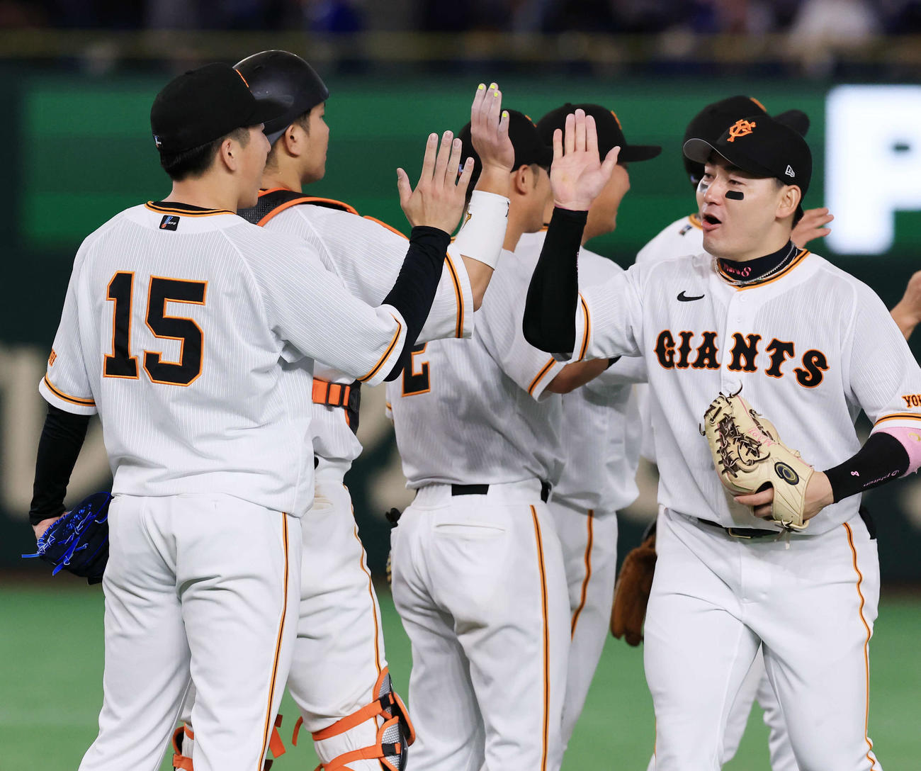 巨人対中日　接戦を制して、笑顔でハイタッチする丸（右）と大勢（左）ら巨人の選手たち（撮影・浅見桂子）