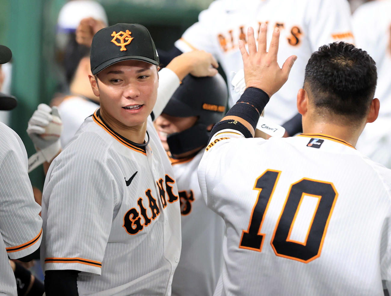 巨人対中日　7回、勝ち越し打を放った長野の頭をなでる坂本（左）（撮影・浅見桂子）