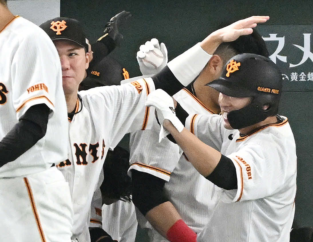巨人対中日　7回裏、適時打を放ちベンチへ戻った巨人長野（右）を祝福する坂本（撮影・滝沢徹郎）