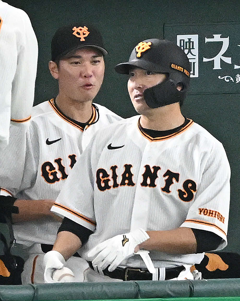巨人対中日　7回裏、適時打を放ちベンチへ戻った巨人長野（右）と坂本（撮影・滝沢徹郎）