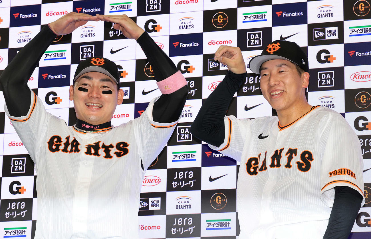巨人対中日　ヒーローインタビューで丸ポーズをする丸佳浩（左）と「大勢は塩」ポーズをする大勢（撮影・浅見桂子）