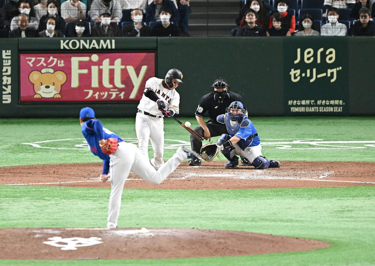 巨人対中日　8回裏巨人1死、丸は右越えソロ本塁打を放つ。投手清水（撮影・滝沢徹郎）