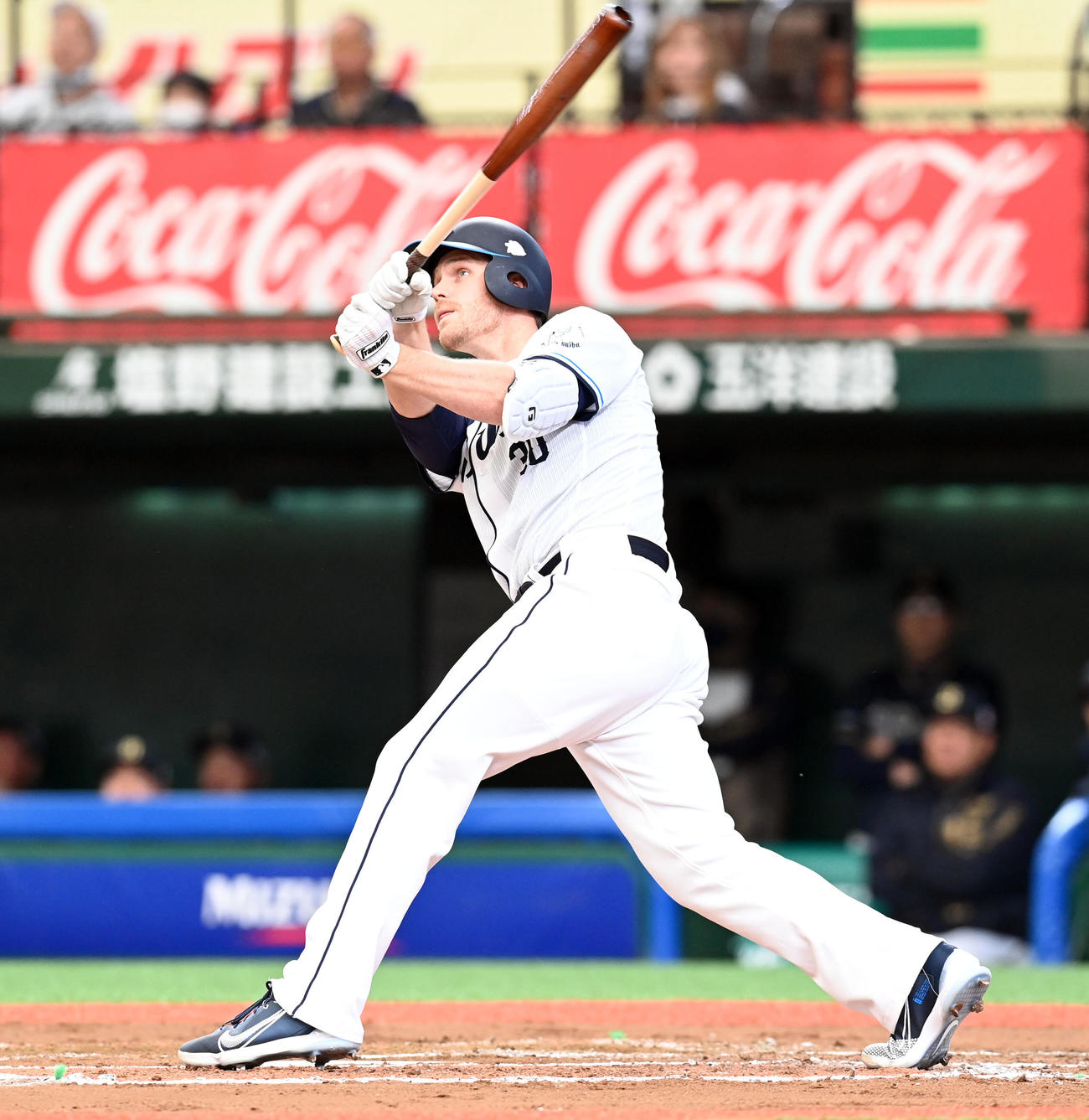 西武対オリックス　6回裏西武1死、左越えに来日初本塁打を放つマキノン（撮影・たえ見朱実）
