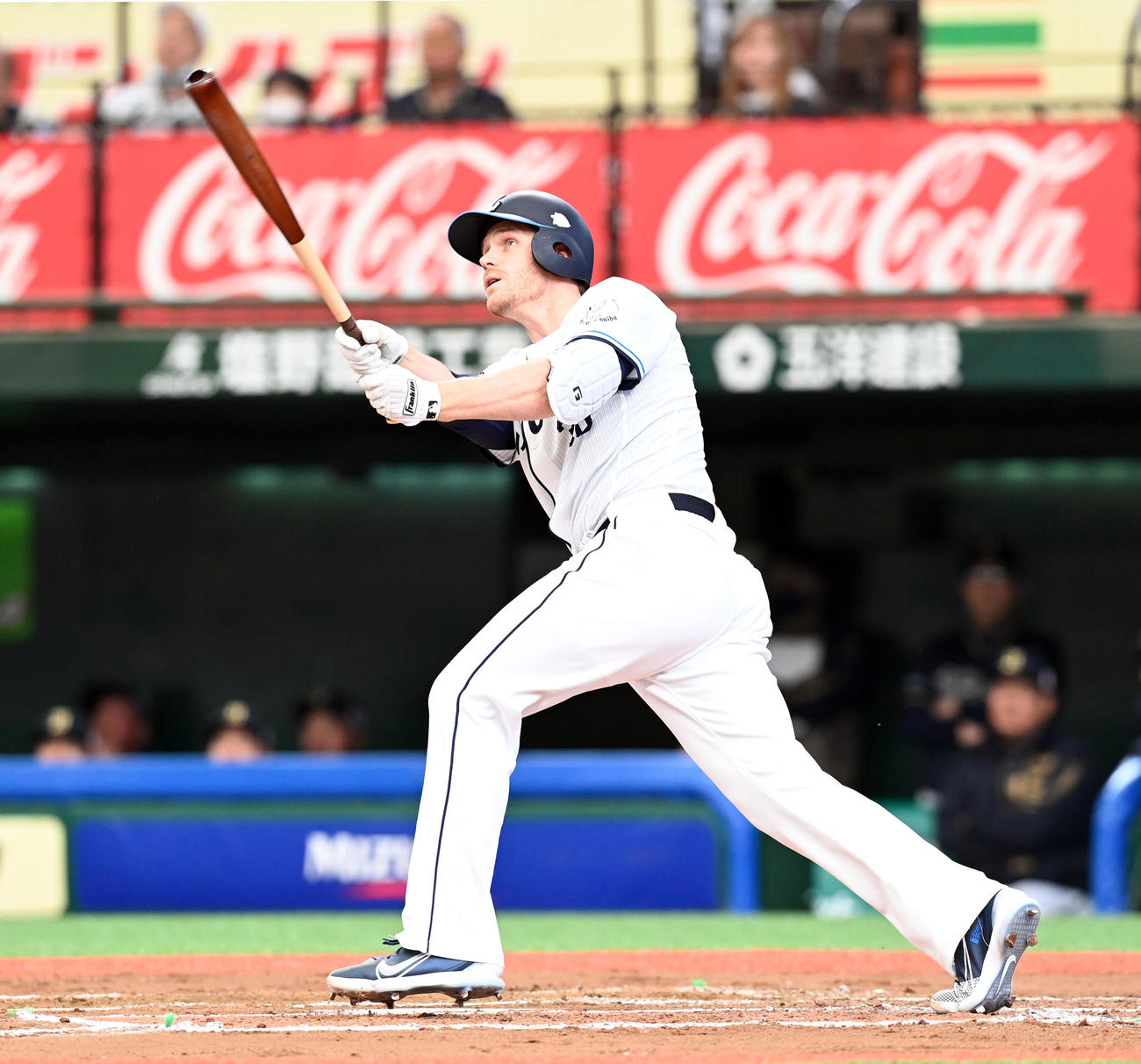 西武対オリックス　6回裏西武1死、左越えに来日初本塁打を放つマキノン（撮影・たえ見朱実）