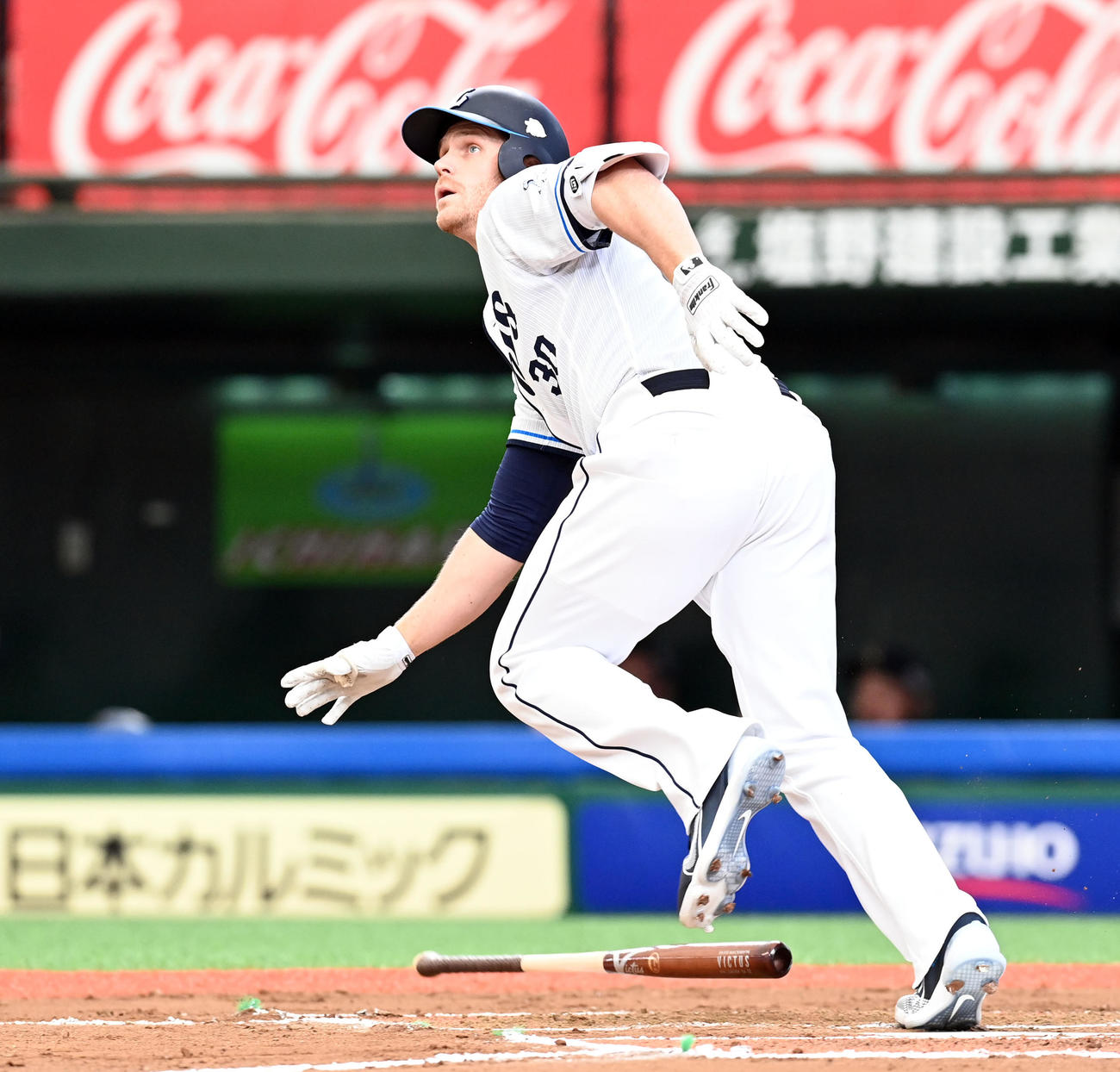 西武対オリックス　6回裏西武1死、左越えに来日初本塁打を放つマキノン（撮影・たえ見朱実）