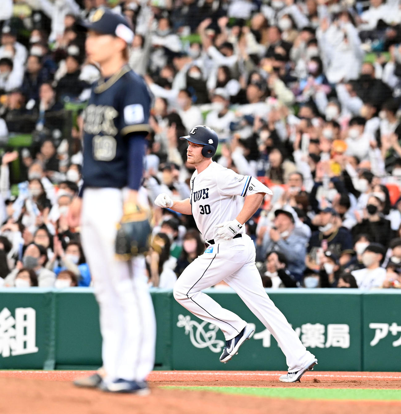 西武対オリックス　6回裏西武1死、山岡泰輔から来日初本塁打を放ったマキノン（撮影・たえ見朱実）