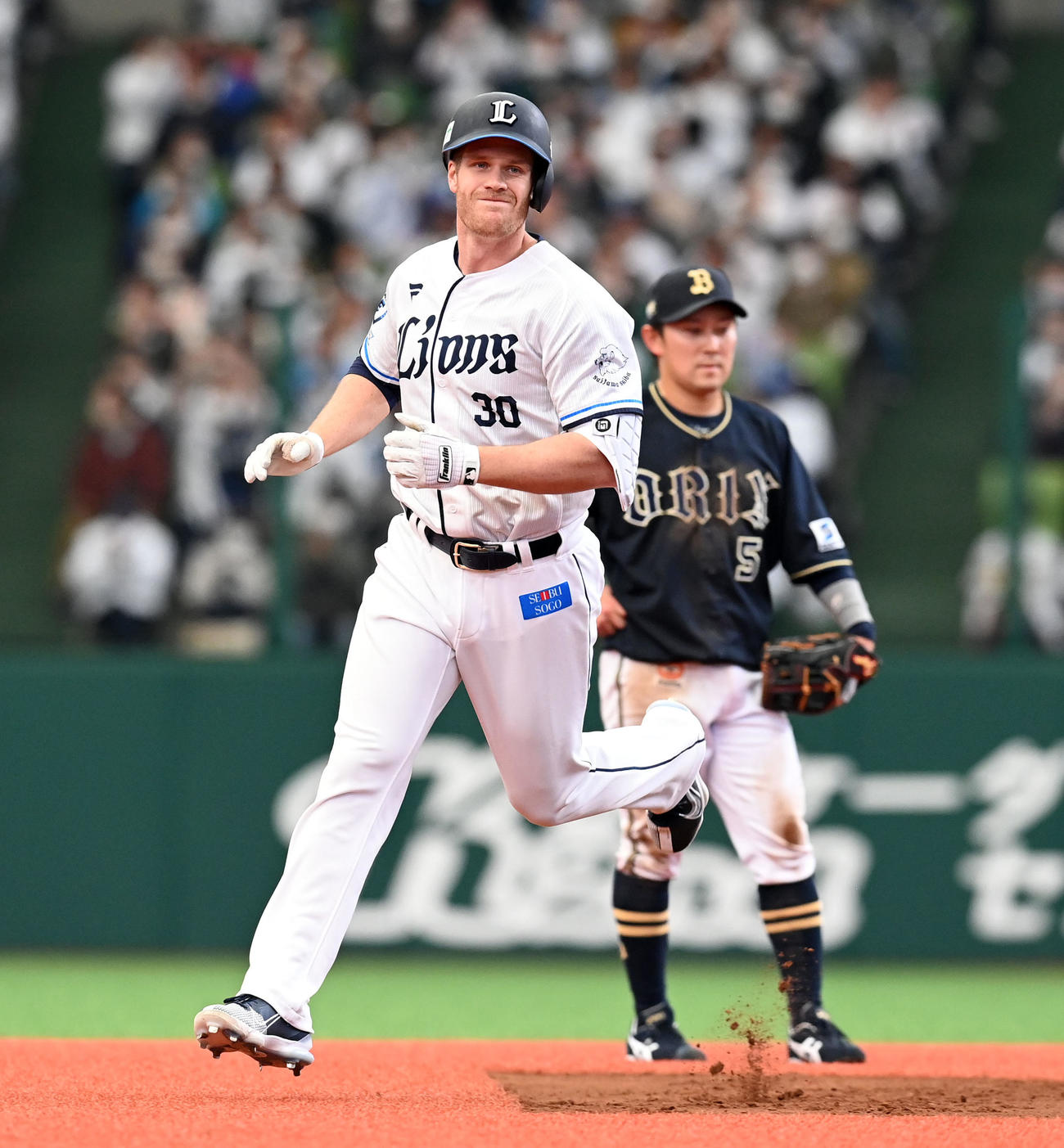 西武対オリックス　6回裏西武1死、左越えに来日初本塁打を放ったマキノン（撮影・たえ見朱実）