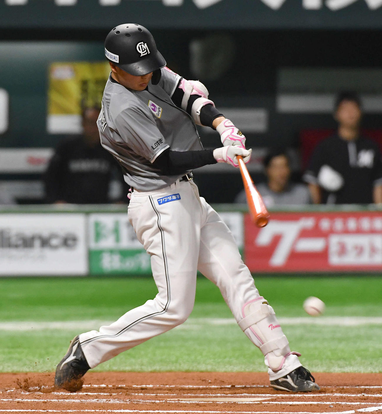 ソフトバンク対ロッテ　6回表ロッテ1死、友杉は遊撃内野安打を放つ（撮影・岩下翔太）