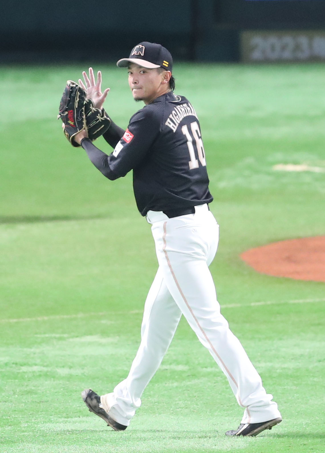 ソフトバンク対ロッテ　1回を投げ終えた先発の東浜巨は3人で終わらせベンチに戻る（撮影・梅根麻紀）