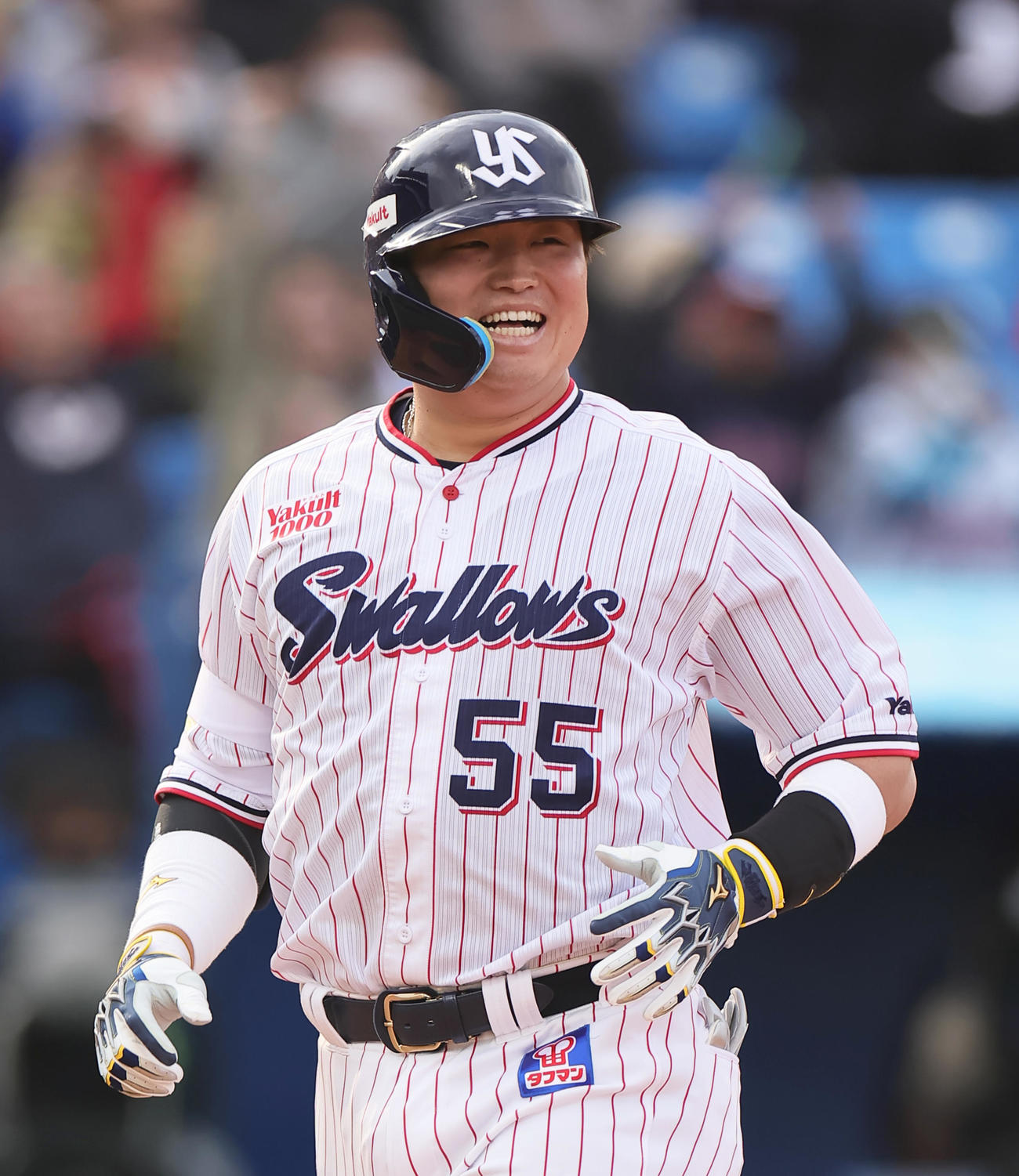 ヤクルト対広島　8回裏ヤクルト無死、村上は二塁打と右翼手野間ファンブルの間に生還し笑顔を見せる（撮影・足立雅史）