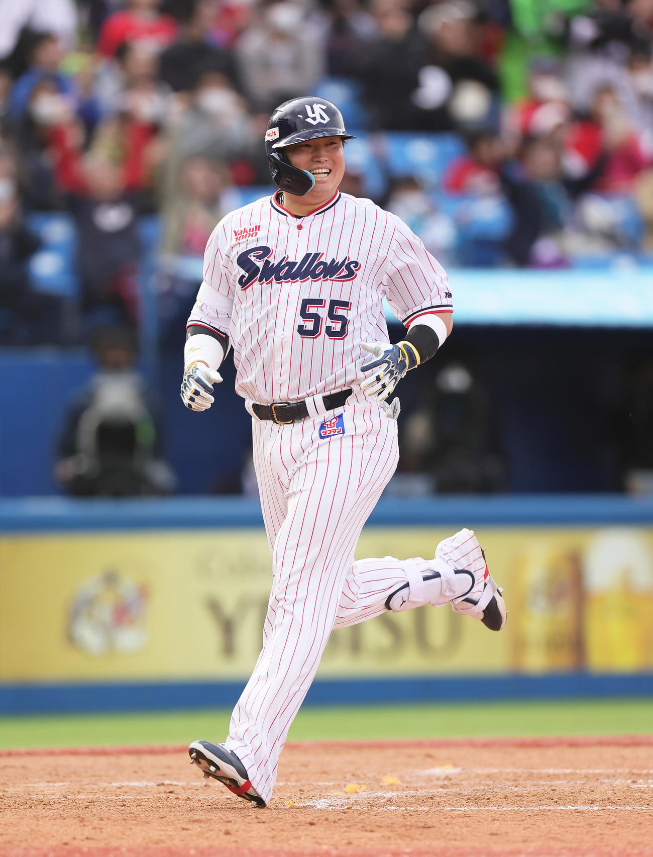 ヤクルト対広島　8回裏ヤクルト無死、村上は二塁打と右翼手野間ファンブルの間に生還し笑顔を見せる（撮影・足立雅史）