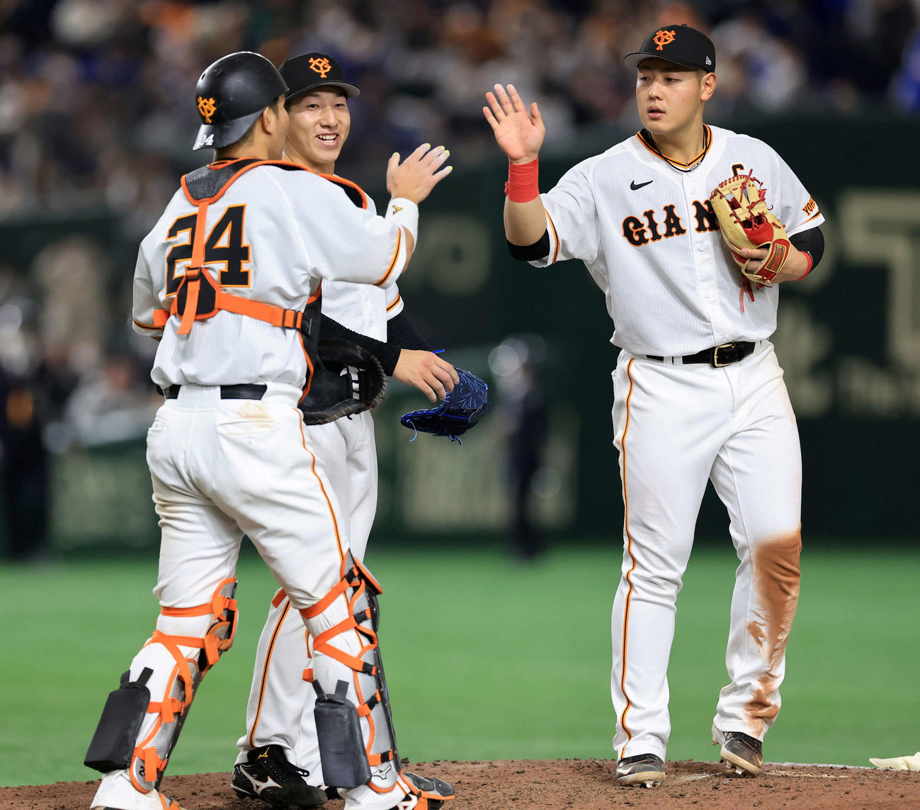 巨人対中日　9回表中日2死、岡林を三振に仕留めて締めた大勢（中央）は大城卓（左）、岡本和と笑顔でハイタッチ（撮影・浅見桂子）
