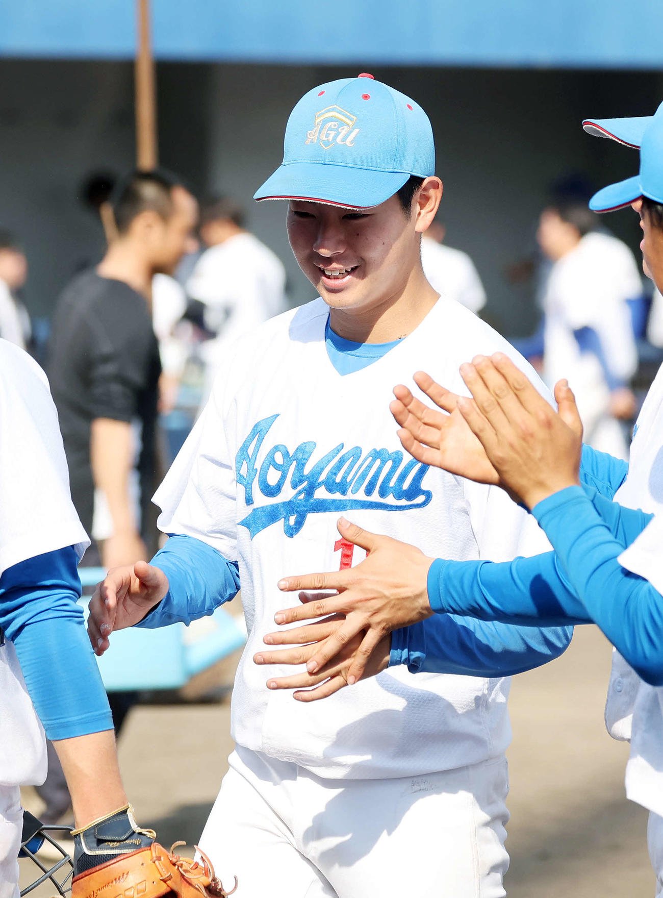 駒大対青学大　勝利し笑顔で引き揚げる青学大・下村（撮影・鈴木正人）